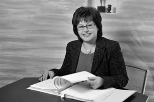 Адвокат Евелина Божикова на бюрото си в кантората